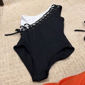 Women lace up on piece Oye